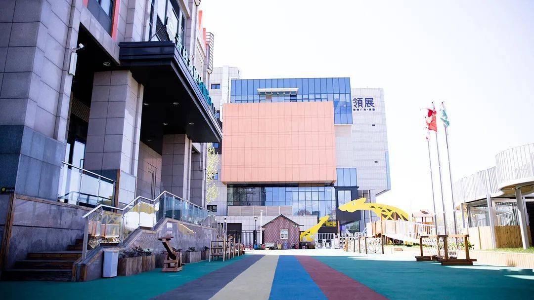 坐落于北京市通州区九棵树翠景北里20号,与罗斯福广场数步之遥,地理