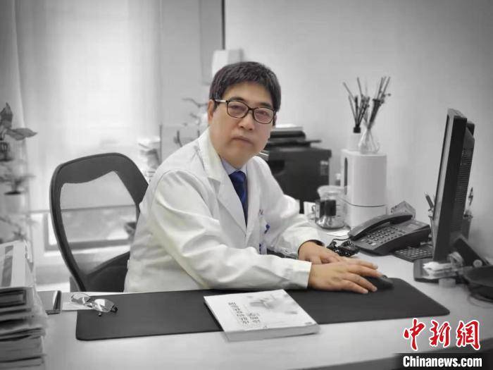 科主任医师,中西医结合学会皮肤性病专业委员会主任委员顾军教授24日