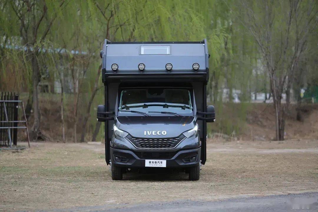 百万级进口依维柯new daily!实拍霍夫勒黑金刚侧拓版房车