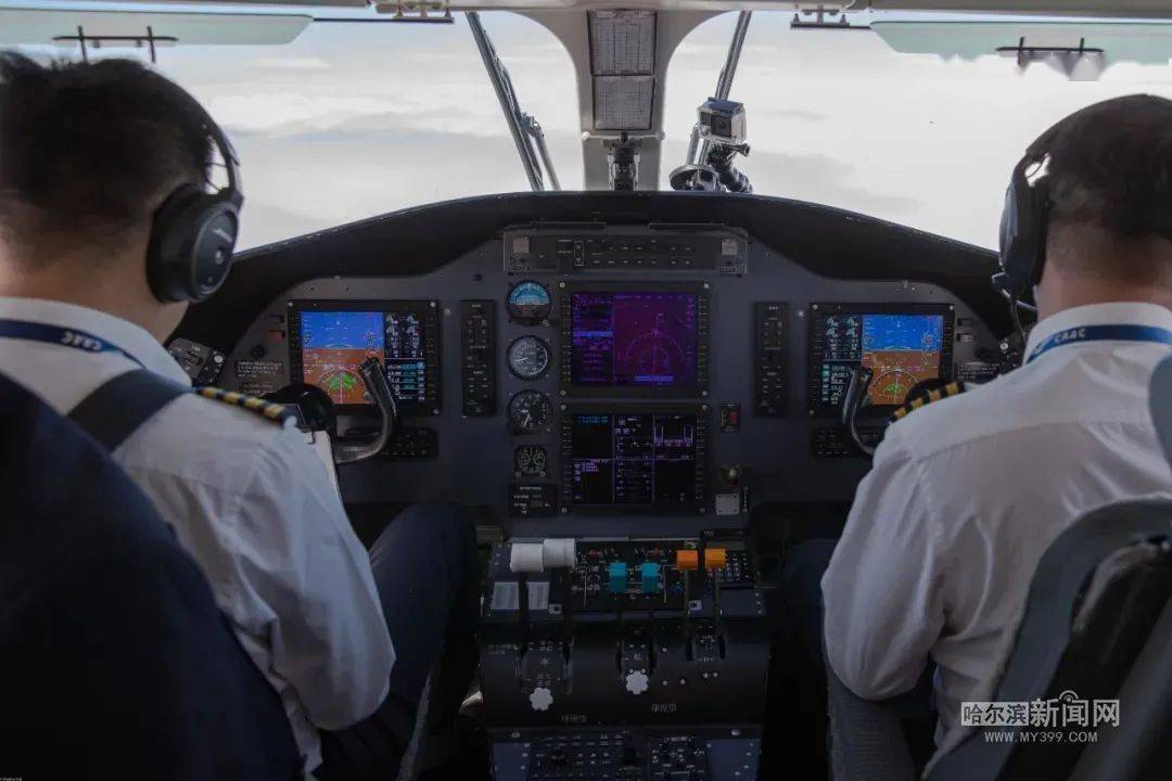 启航新征程·蝶变】运12"飞天"丨持14国"护照"翱翔世界_飞机