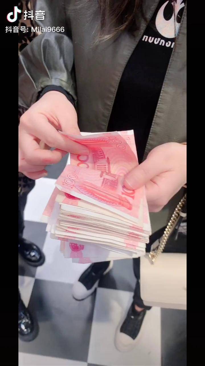 数钱的最漂亮人民币呀人民币何以解忧唯有暴富