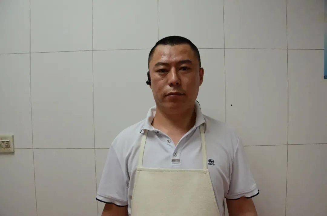 卤豆皮 糯米鸡 胡萝卜包子 鸡蛋大饼 汤类  玉米粥 早餐点厨师 冯长虎