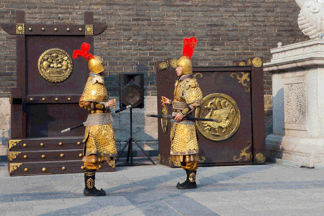 城墙金甲武士体验官上岗霸气男团初体验