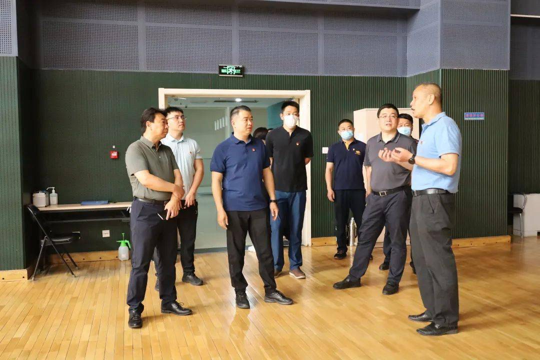 一行人先后来到室内篮球馆,网球馆,羽毛球馆,健身房,游泳馆,实地察看