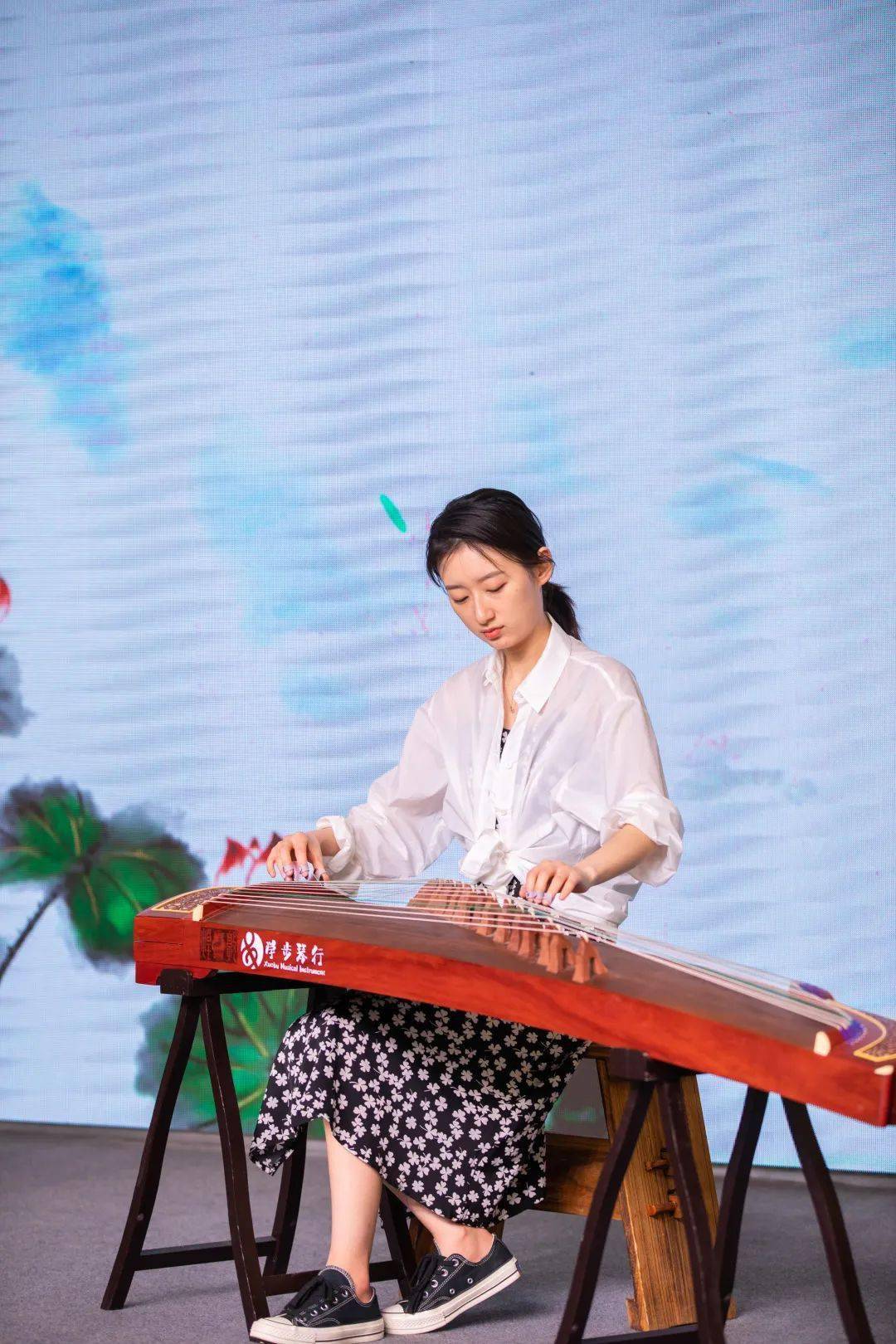于5月25日下午在美乐城一层中庭举行,活动邀请了著名古琴艺术家万翔