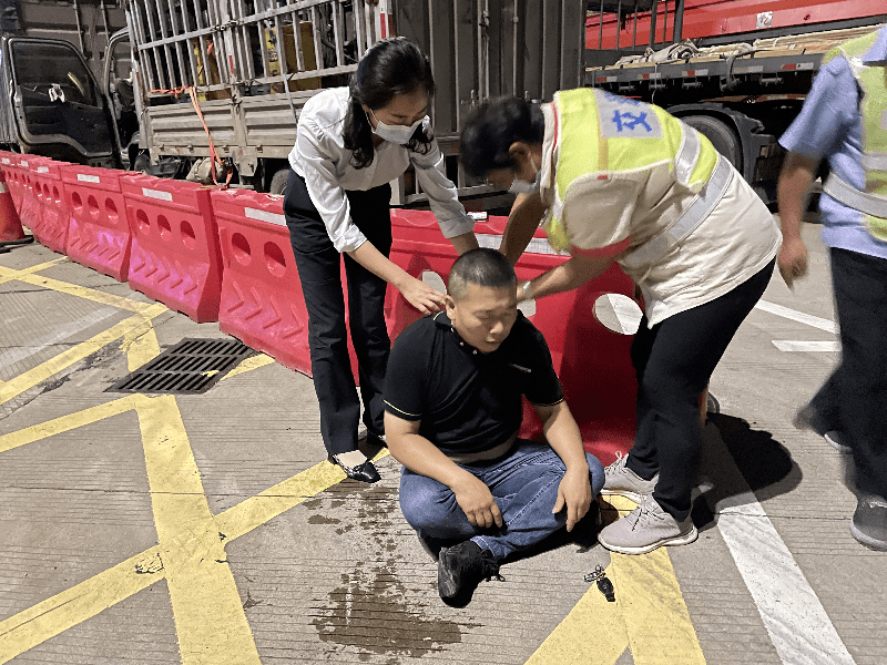 车主中暑瘫倒在地 武义服务区工作人员紧急救助_旅客