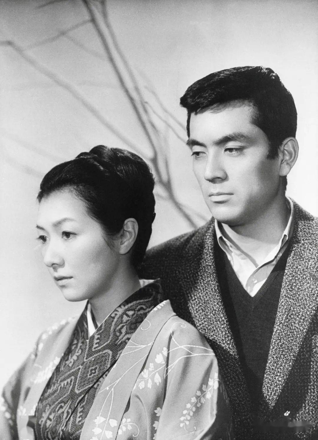 东宝公司的超级美女司叶子与加山雄三配戏,将暗涌的情愫发挥到极致,令