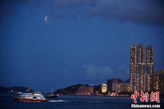 天涯共此时 “超级血色月全食”现身全球多地夜空