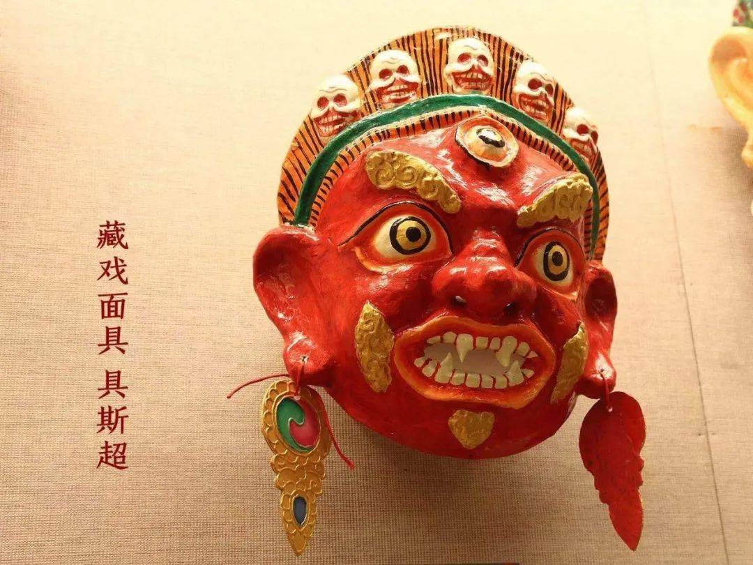 在非洲地区的国家也有很久远的面具历史哦像喀麦隆面具,科特迪瓦面具