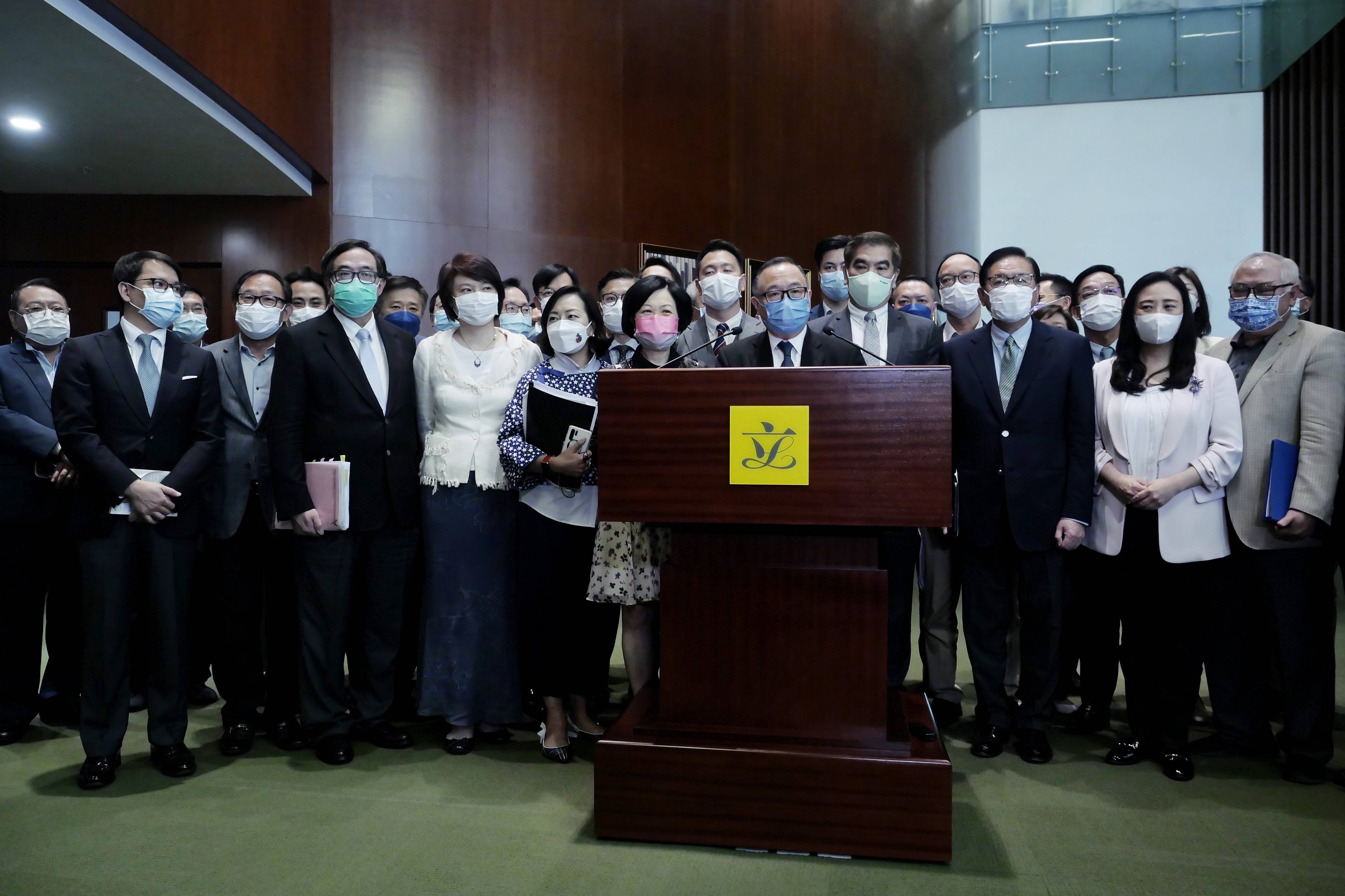 5月27日,在香港特区立法会,建制派议员集体接受记者采访