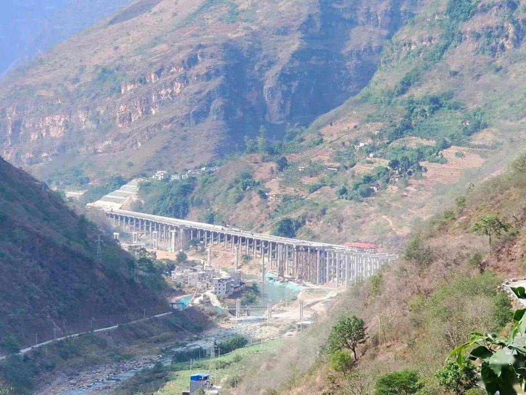 都香高速公路a8合同段沿牛栏江河谷布局.