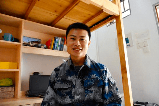 "我在空军部队是歼十机务兵,一开始我们要学习大量的理论,但是回来