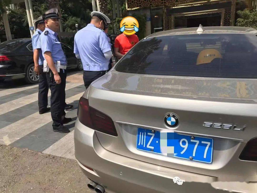 哦豁,遭了!眉山这辆香槟色宝马轿车栽了