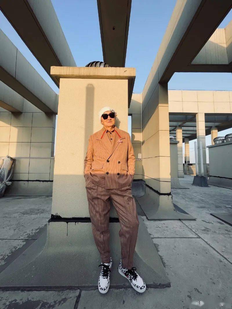 武汉84岁时尚爷爷潮流穿搭走红网友仿佛50年后的白敬亭