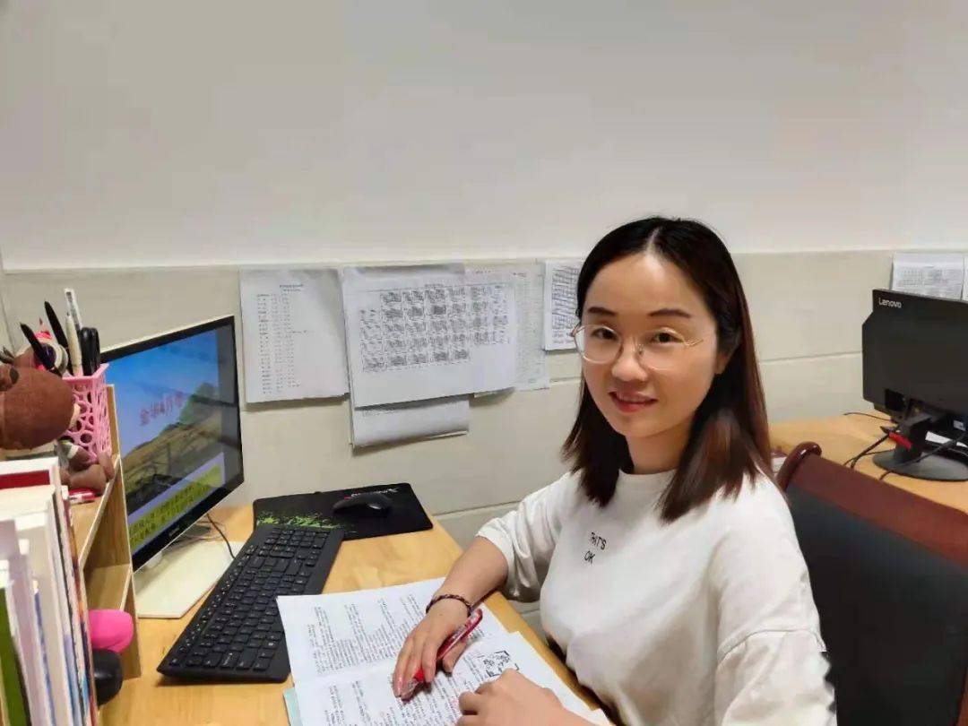 2009年毕业于东北师范大学政法学院思想政治教育专业,特级教师吴志贵