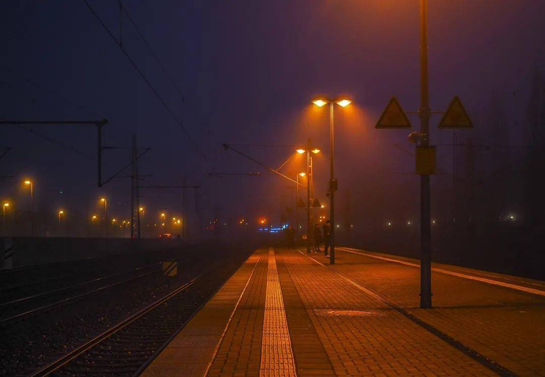 拦路大半夜出租车横马路中间