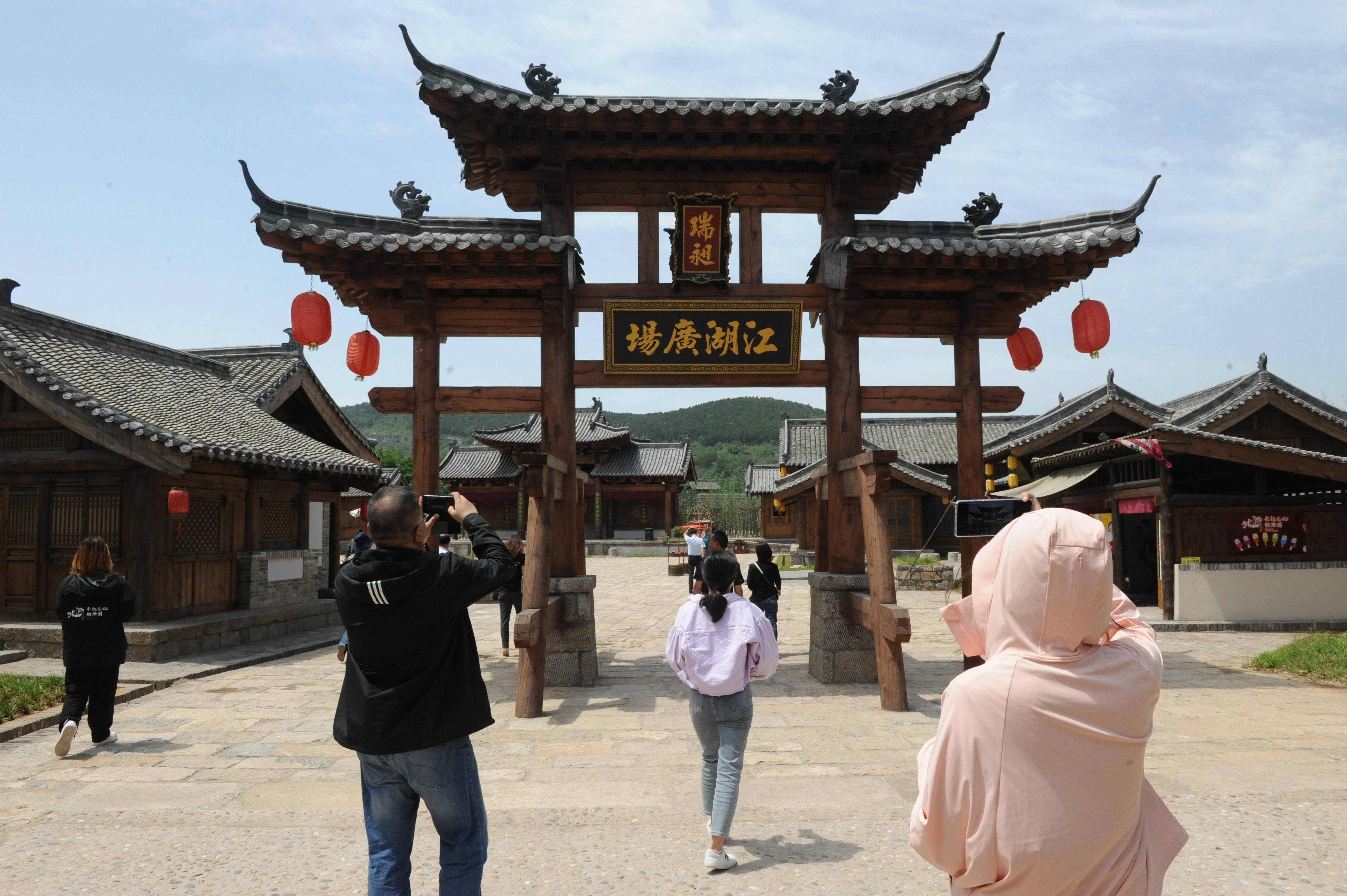 5月26日,游客们到山东省济宁市梁山县一家景区体验  苏锐 摄