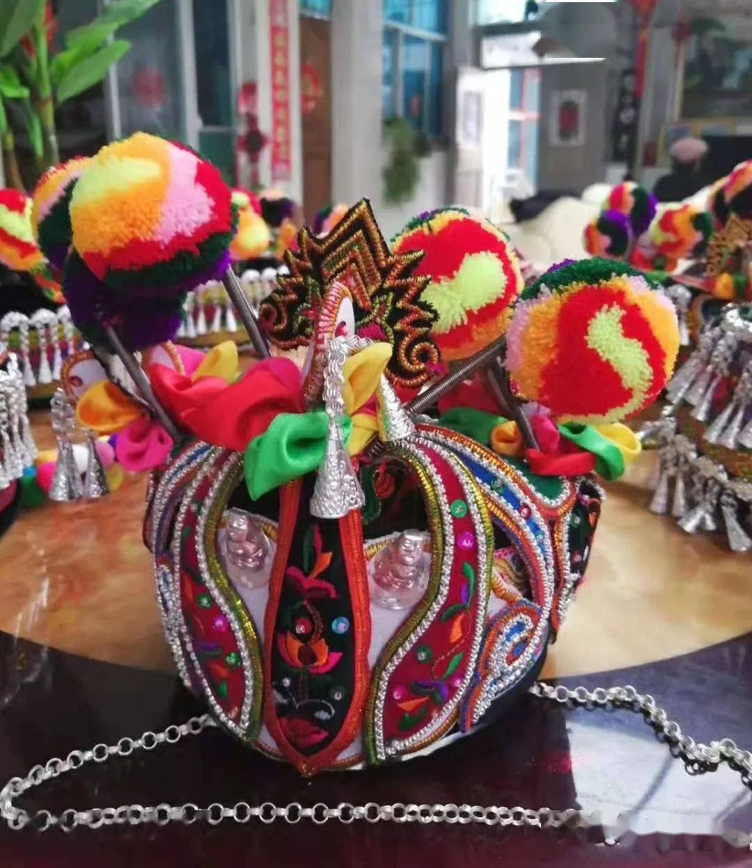 哈尼族童装的特点是简洁明快,以护身保暖为本,佩有银铃,狗牙齿,贝币等