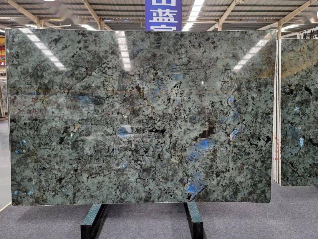 【蓝翡翠】具有宝石的特性,光泽透亮,灵气逼人,属非洲某国的国石