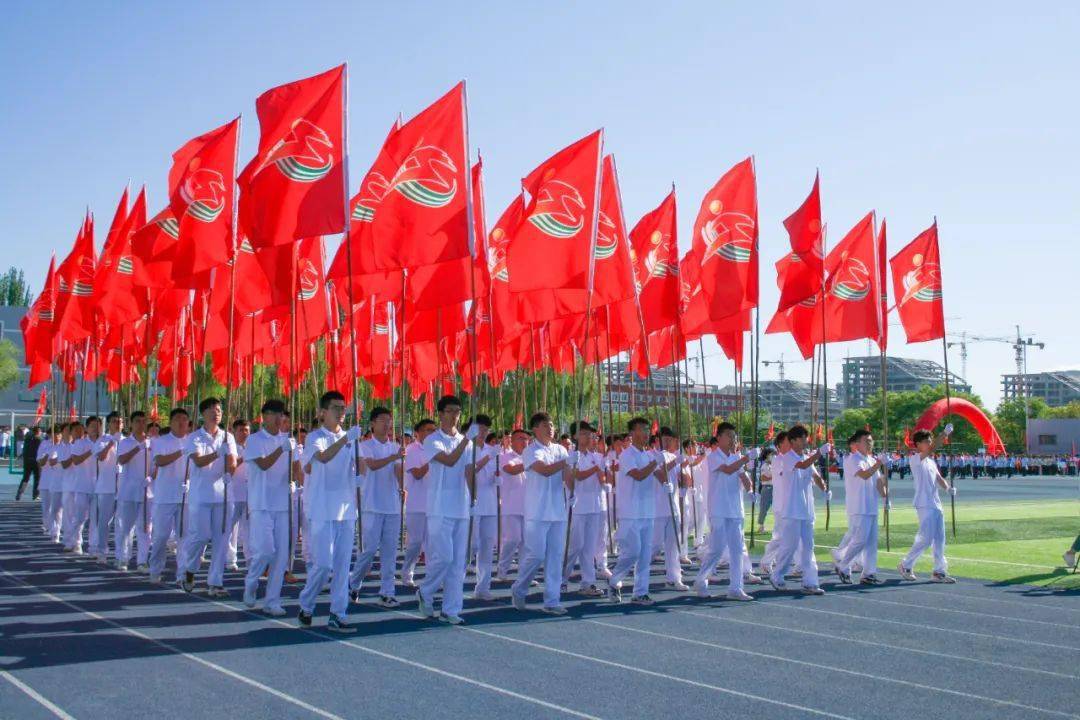 步伐矫健而又整齐彩旗队员的目光深情而又自信五颜六色,喜庆而又热烈