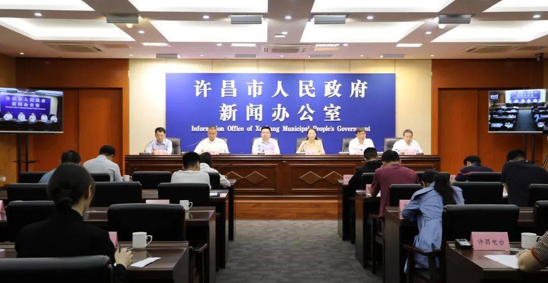 新闻发布会上,多家媒体听取了许昌市人社局有关情况介绍,并就当前许昌