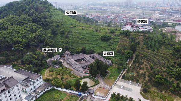 自黄岩城区向南行约2公里,遥见孤峰兀立的委羽山(图4),自北至南与其他