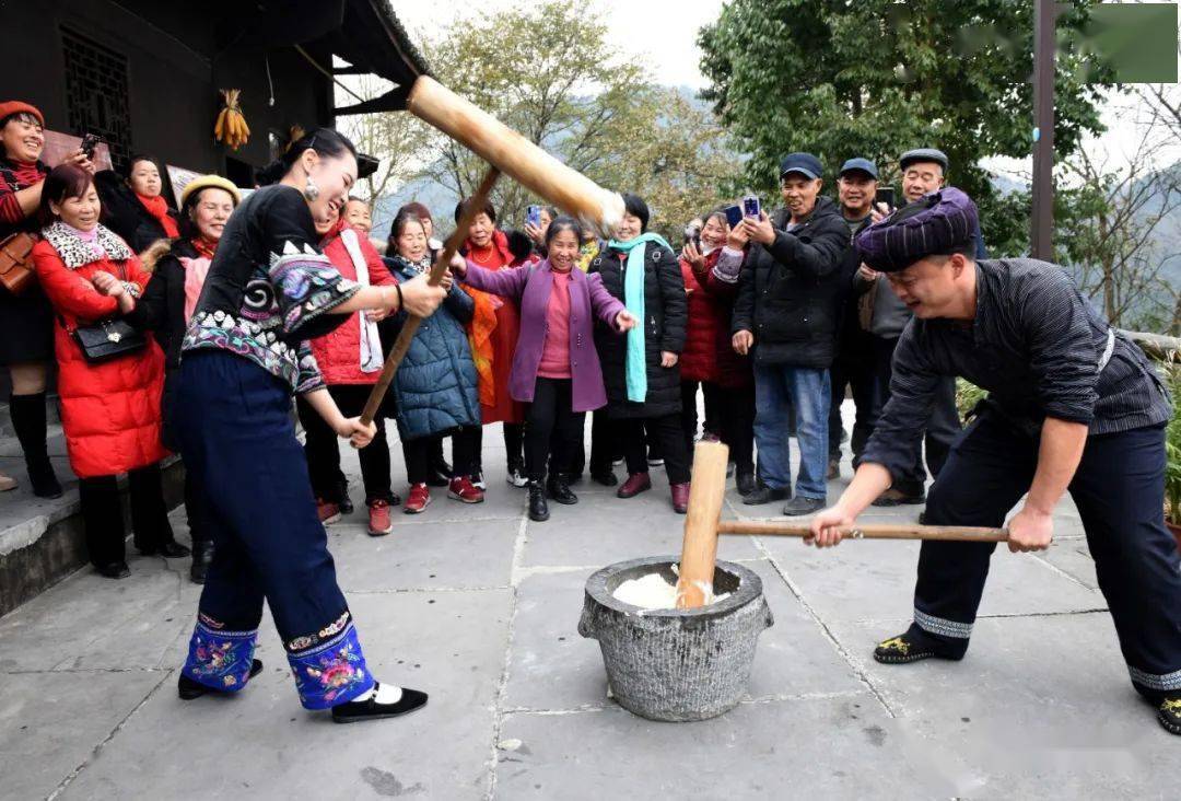 吉斗苗寨的苗族同胞在打糍粑.