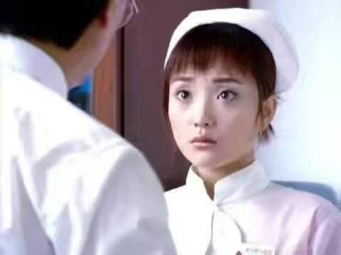 39岁李小璐穿着越来越大胆,大秀热辣身材