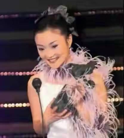 39岁李小璐穿着越来越大胆,大秀热辣身材