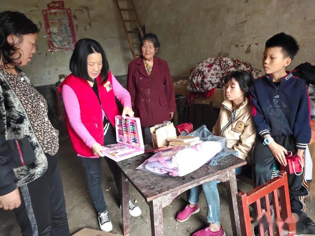 走访记录多图我们到翻江看望小朋友