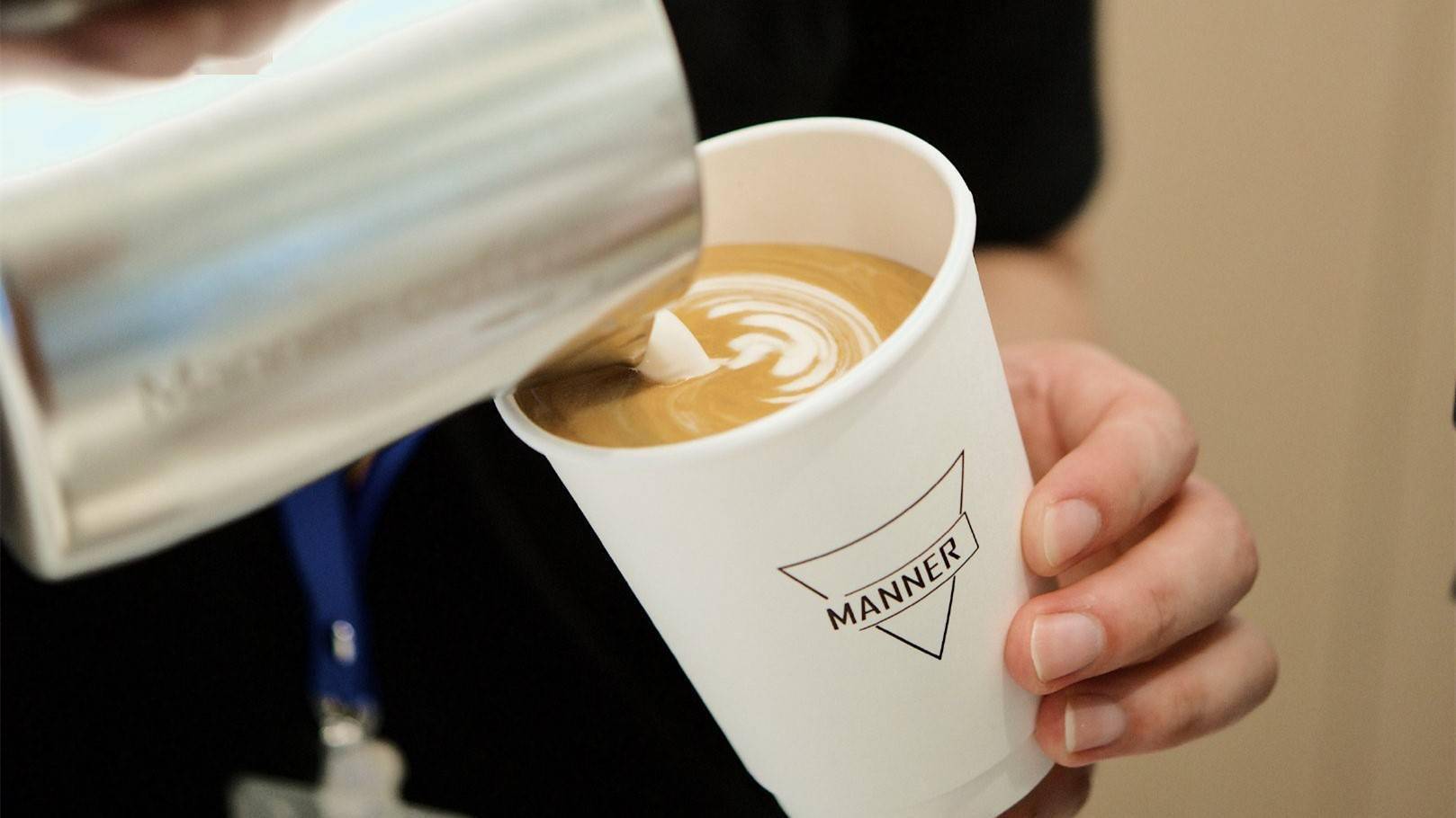 开一家店让附近星巴克客流量减三成,在上海「杀疯了」的 manner 咖啡