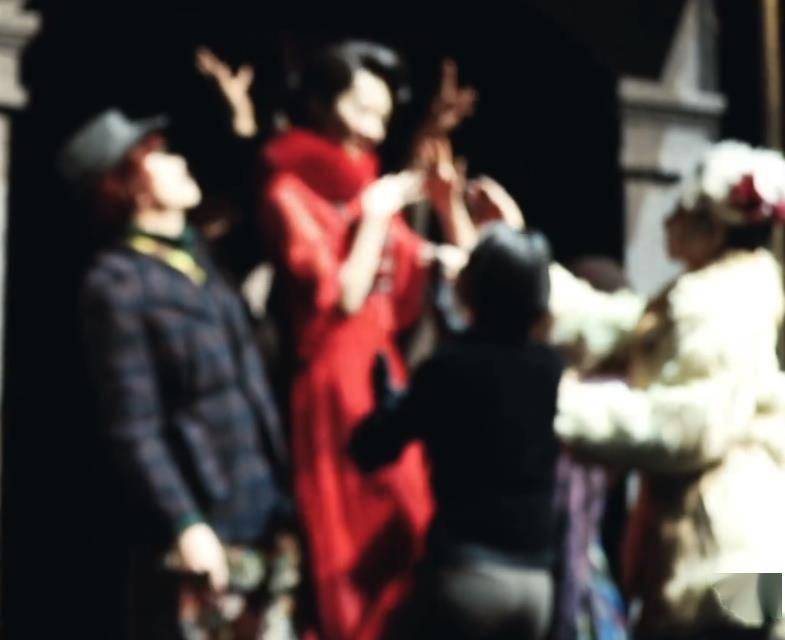 许晴白嫩美腿若隐若现,与小23岁肖战演情侣不违和