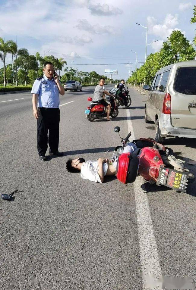 点赞灵山突发交通事故民警施以援手