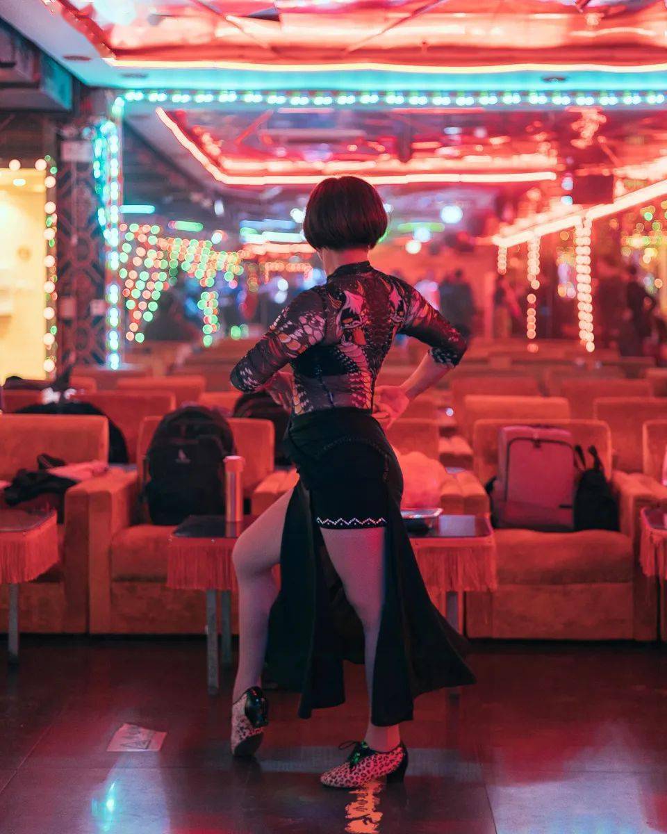 上海舞厅地板会动灯会熄中老年的欲望星球