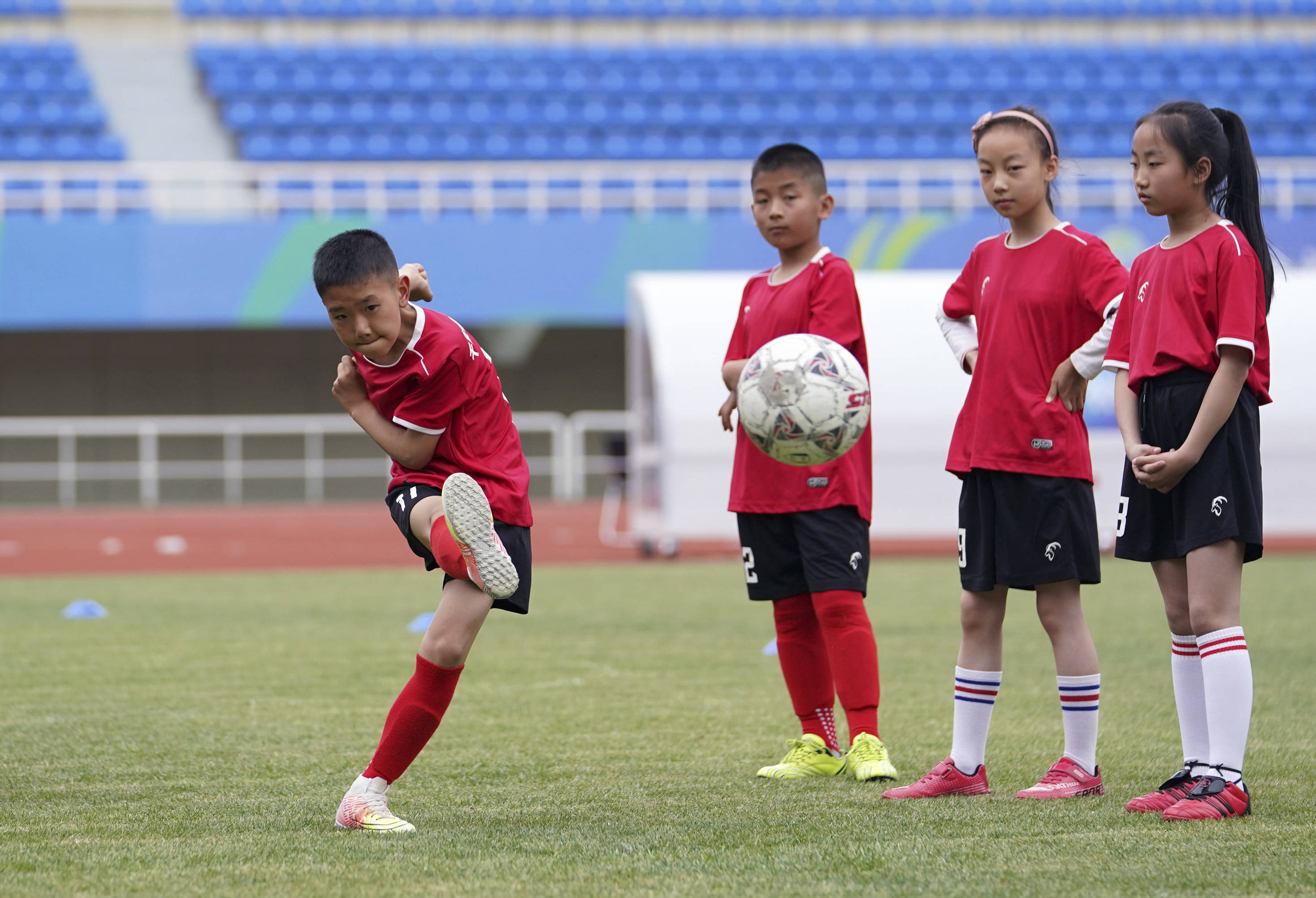 足球——踏上全运绿茵场 收获"六一"特别礼物