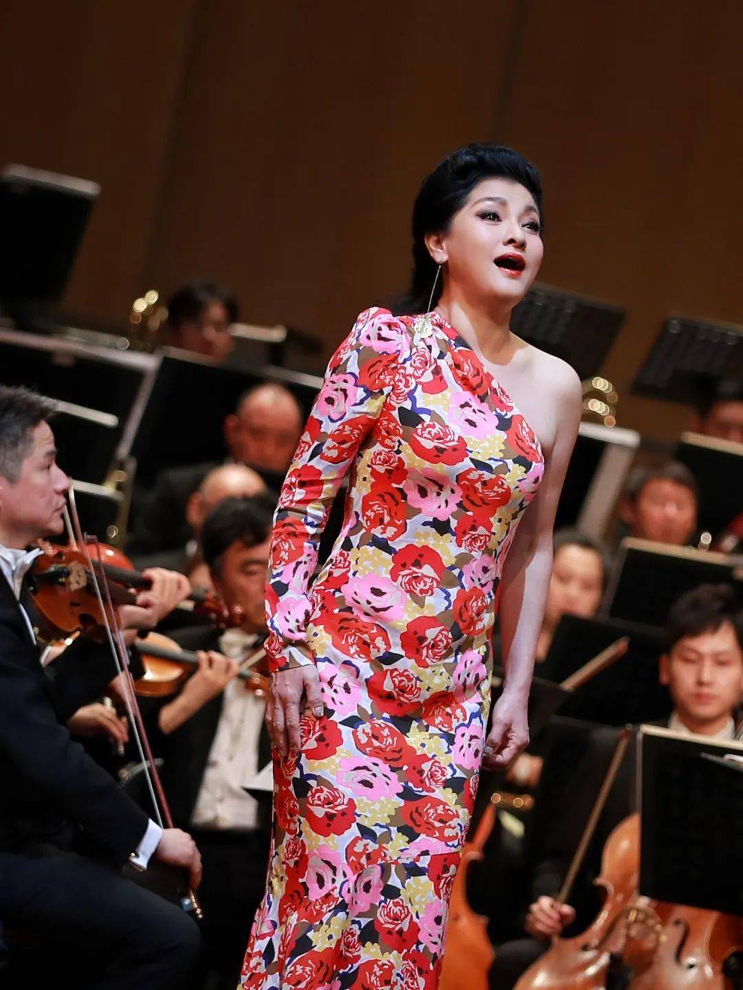 放歌北国江城演绎红色经典庆祝建党100周年亿特斯之夜