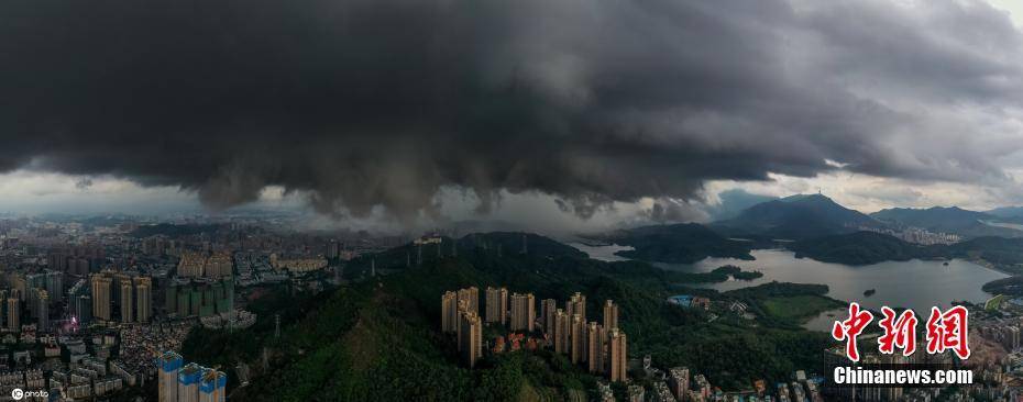 暴雨云来袭前 深圳上空乌云密布