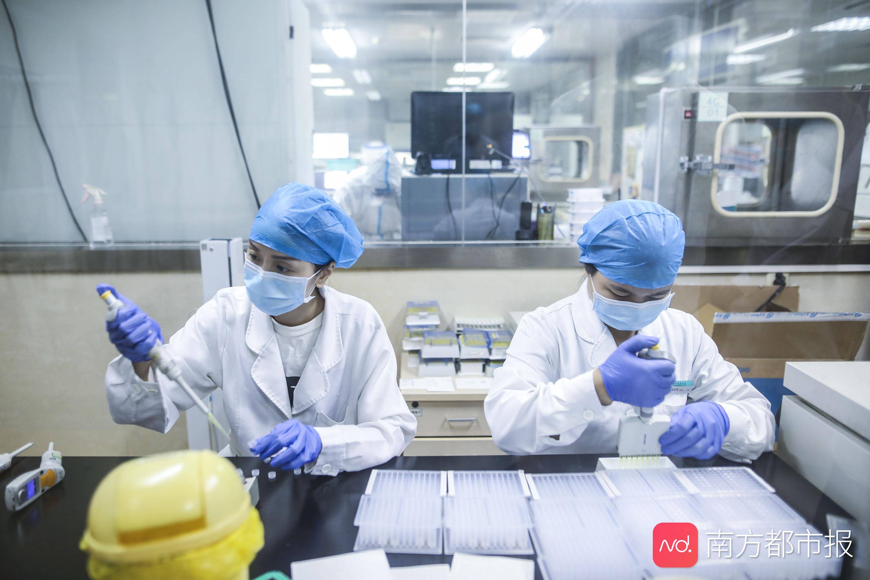 检验人员进行试剂配制.