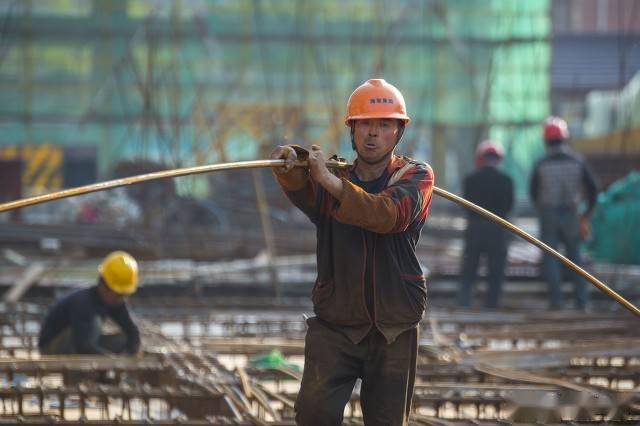 农民工在工地上干活不怕脏累苦