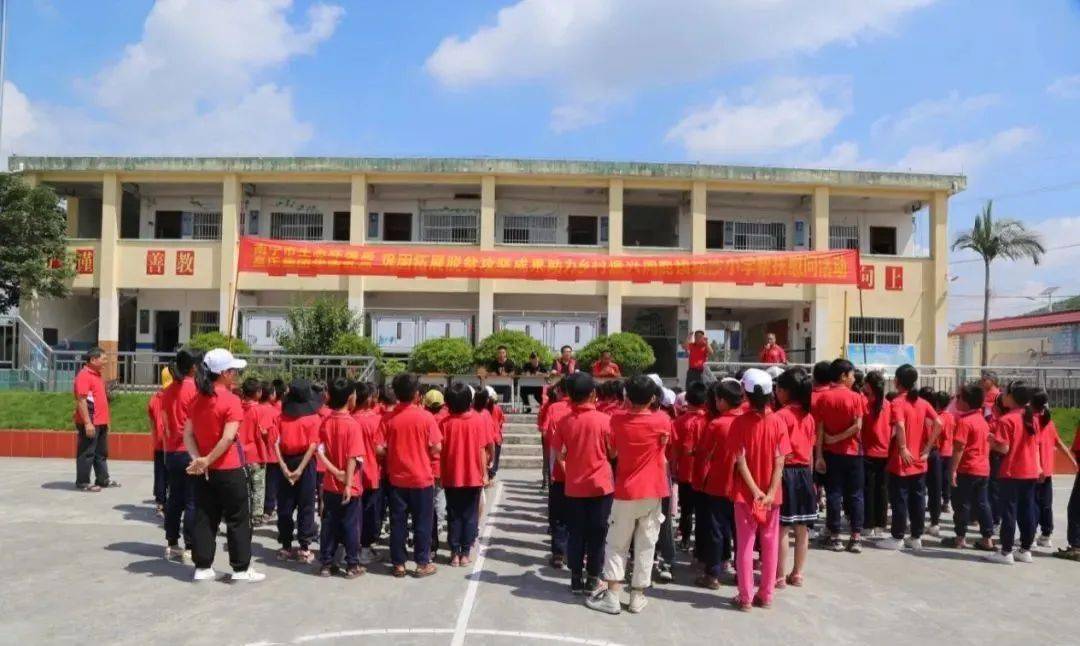 为马山县周鹿镇坛沙村坛沙小学的同学们送上一份特别的"节日礼物"
