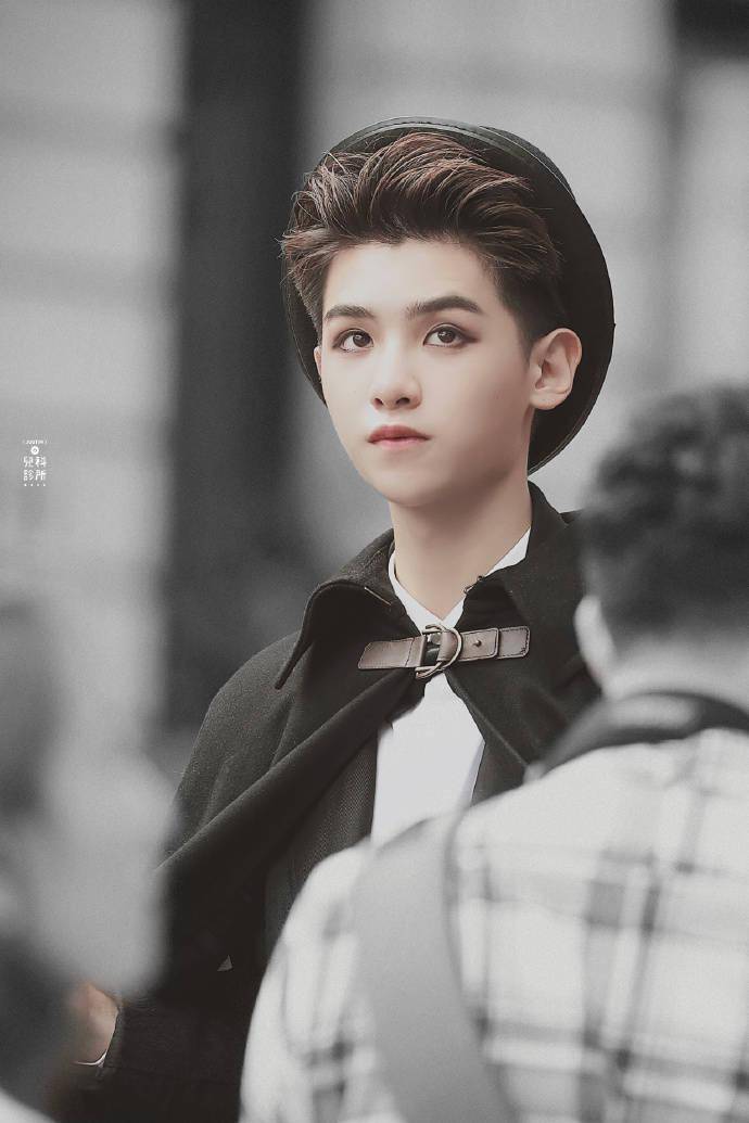 时至今天居然能看到未成年小贾的物料 justin以魔术师造型出镜旅游