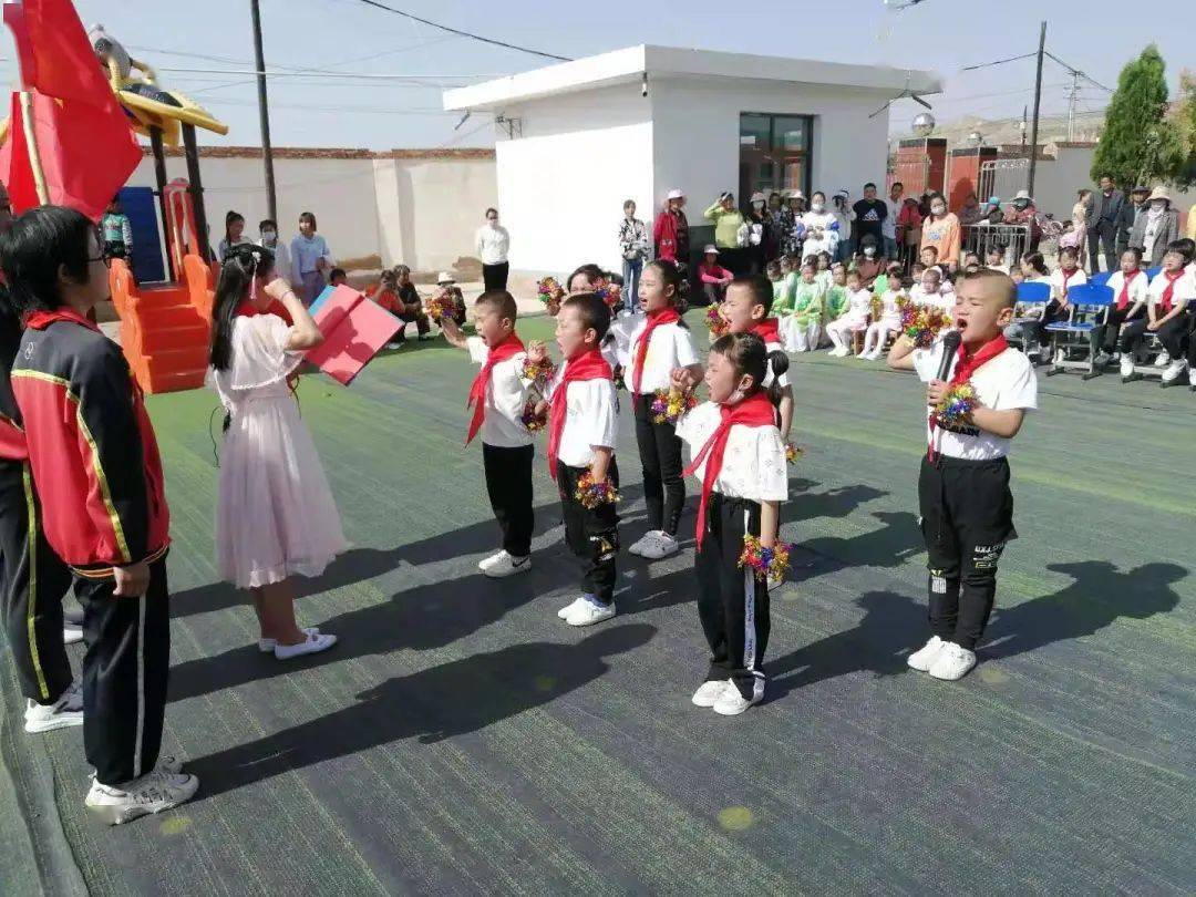 红领巾心向党我县各少先队积极开展庆六一暨新队员入队仪式示范活动