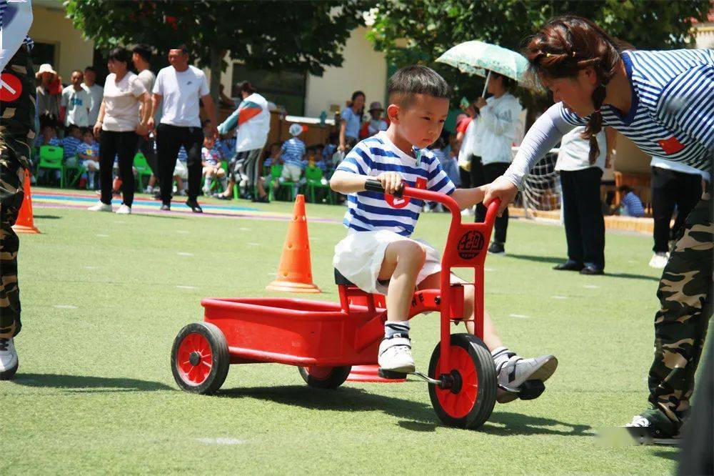 萬榮縣示範幼兒園學前教育集團慶六一家園聯誼暨第二屆幼兒趣味體育