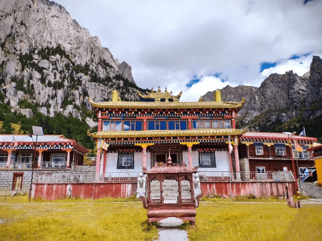 神圣宏伟的藏族寺庙