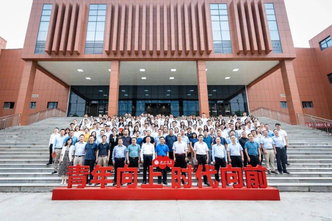 他期望广大青年学子认真学习好党史,新中国史,改革开放史,社会主义