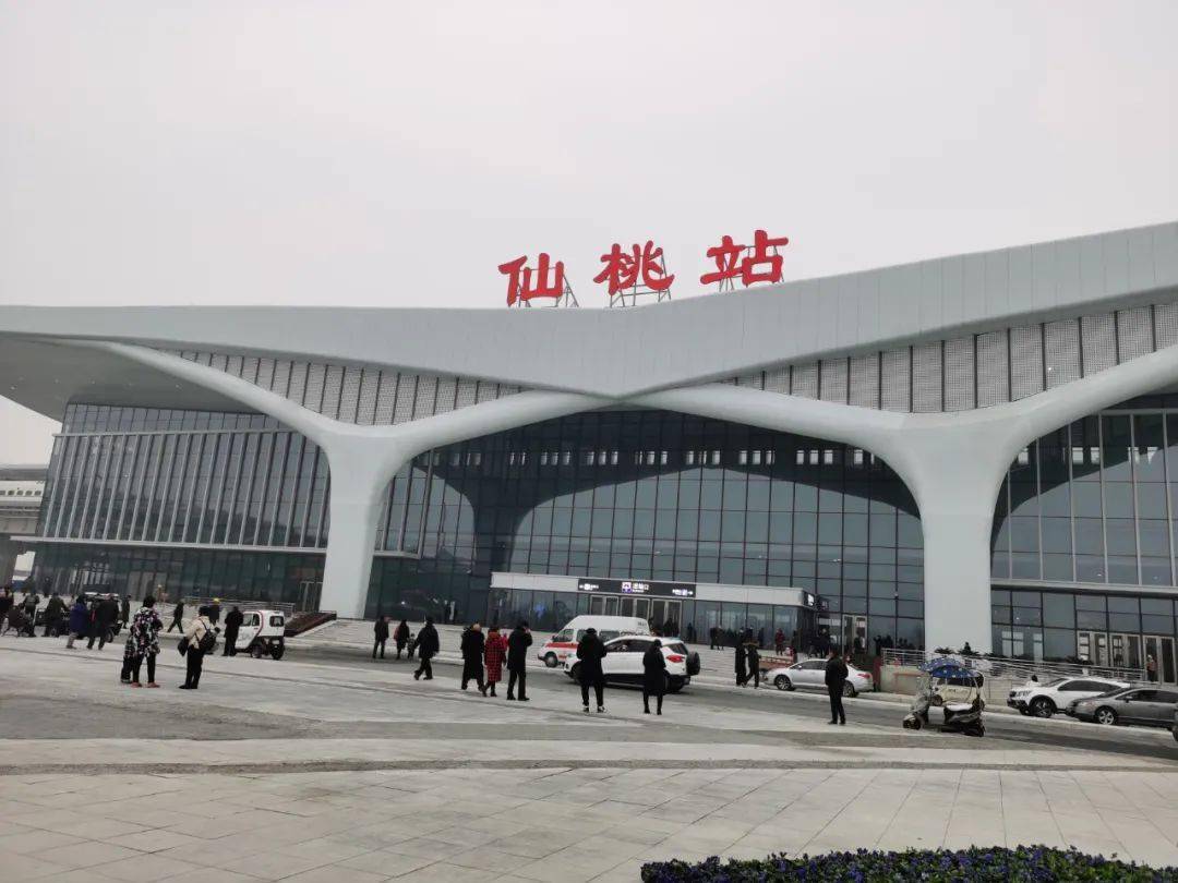 ▽从武汉到仙桃只需四十多分钟武仙城际开通从武汉至十堰只需两小时汉