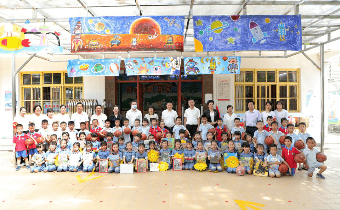 5月27日,陸豐市婦聯組織有關領導到陸豐市市機關幼兒園開展六一慰問