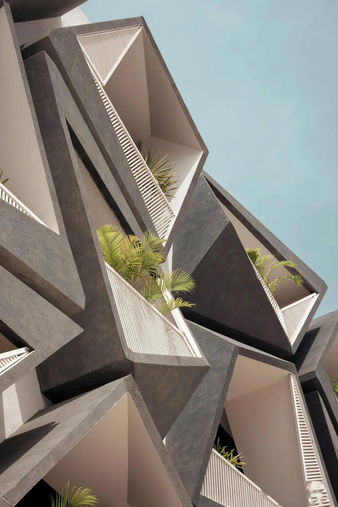 行业关注魔方立面多层办公平行六面体矩阵