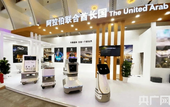机器人|浦江创新论坛：特斯联泰坦机器人登上主宾国展台C位
