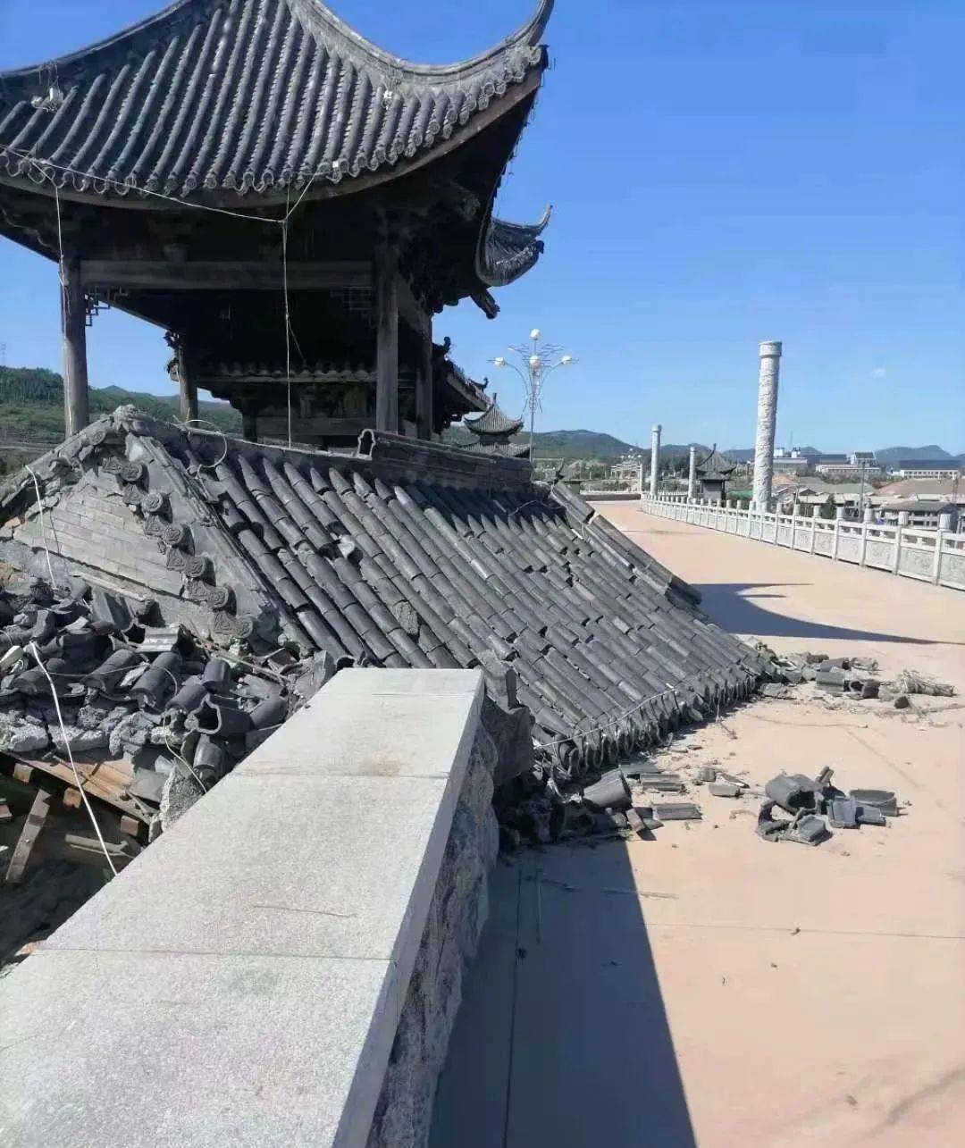 天湖凉亭子又塌了一个